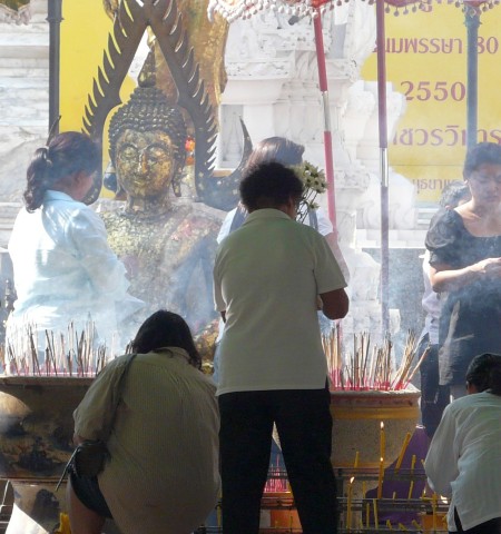 Wat Kasatthirat worshippers